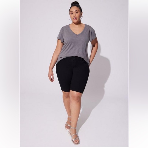 Sleek Black Women's Bike Shorts - Picture 2 of 8